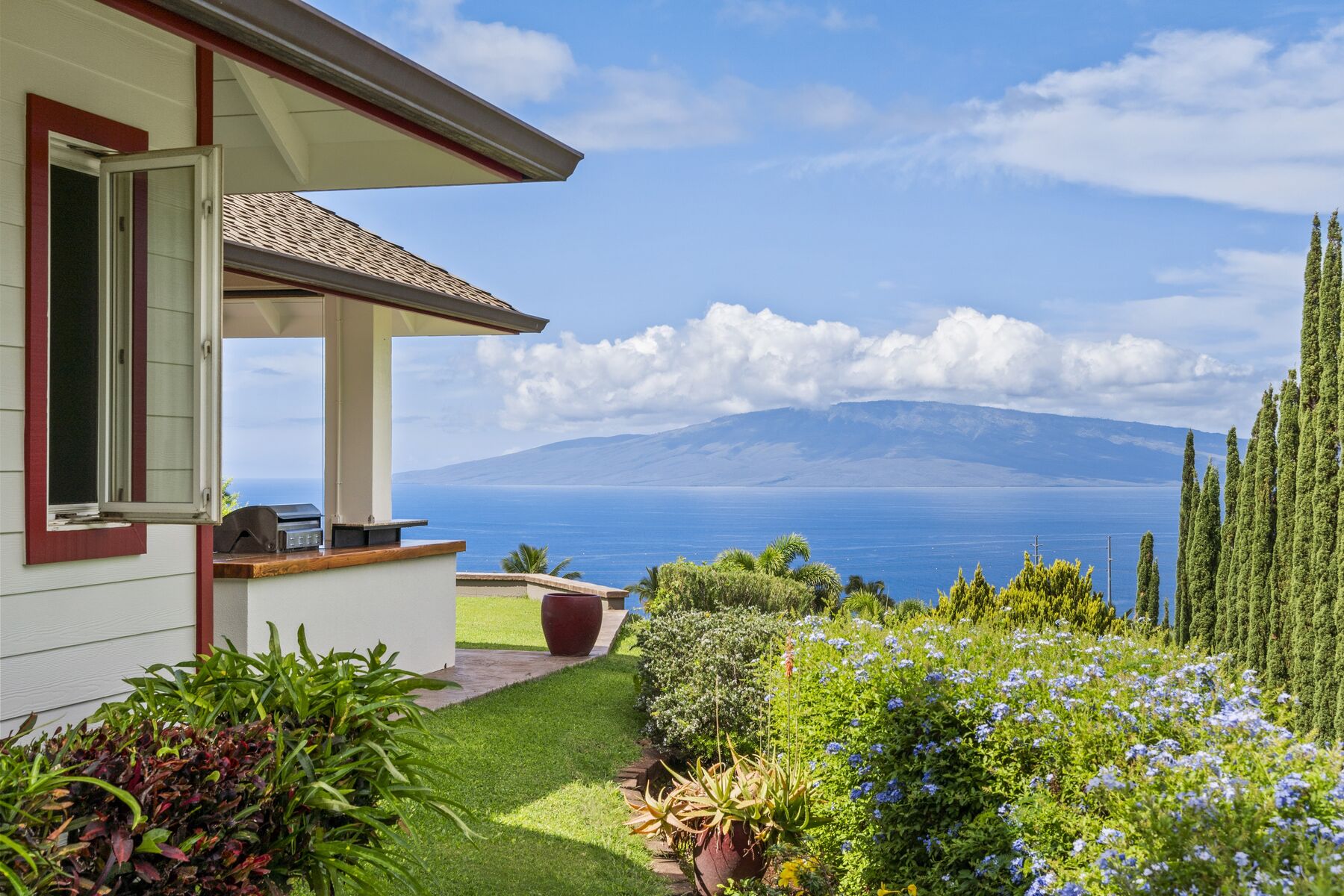 Covered lanai looking toward Lanai
